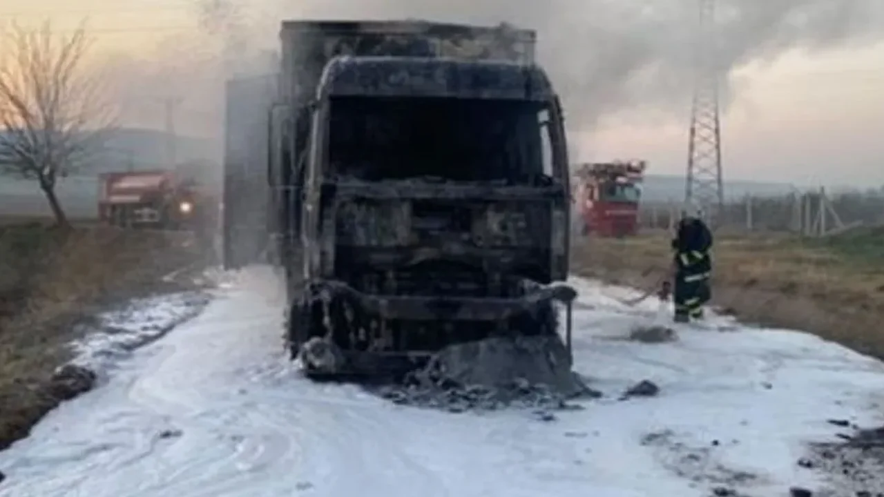 Toprakkale’de Seyir Halindeki Kamyon Alev Aldı