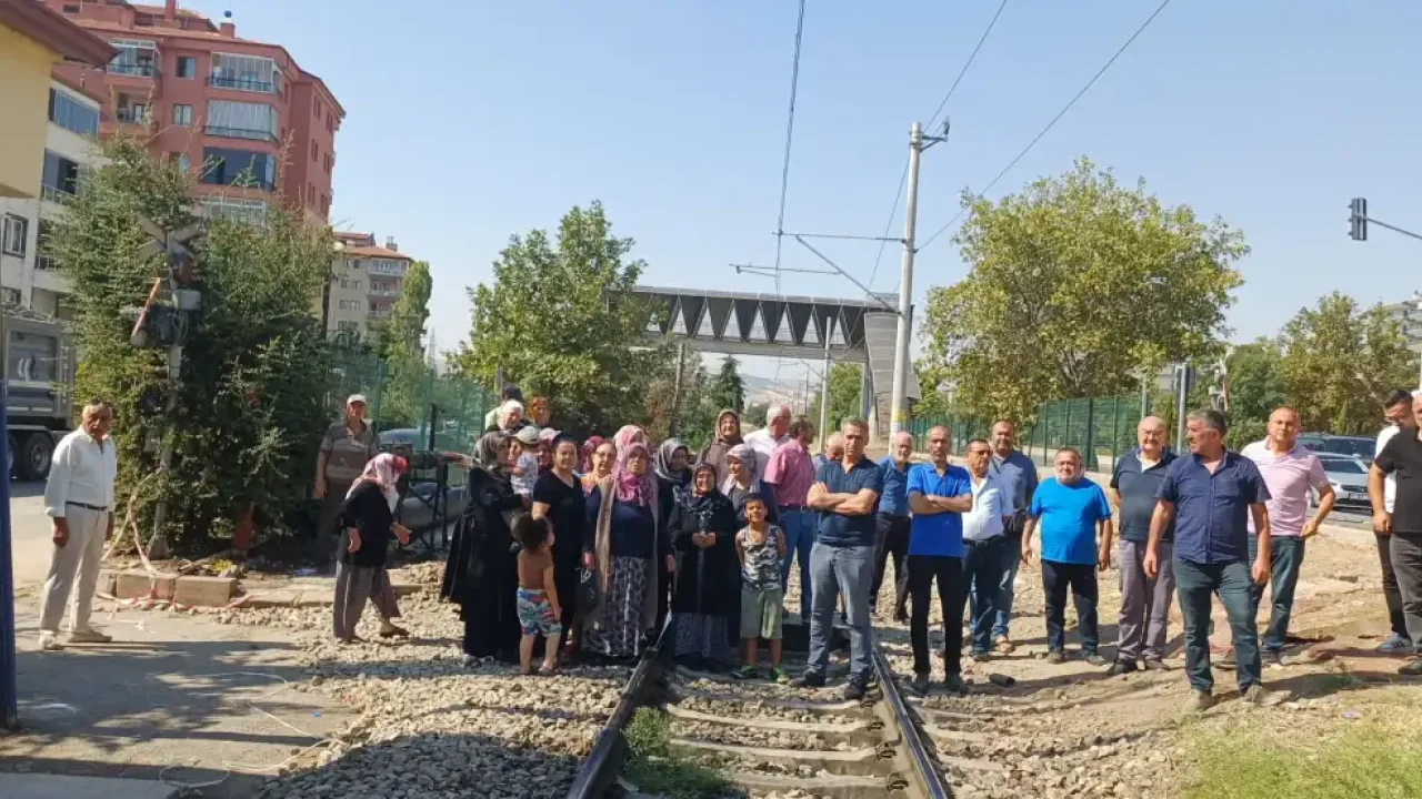Tren yolu duvarı bölge sakinlerini harekete geçirdi