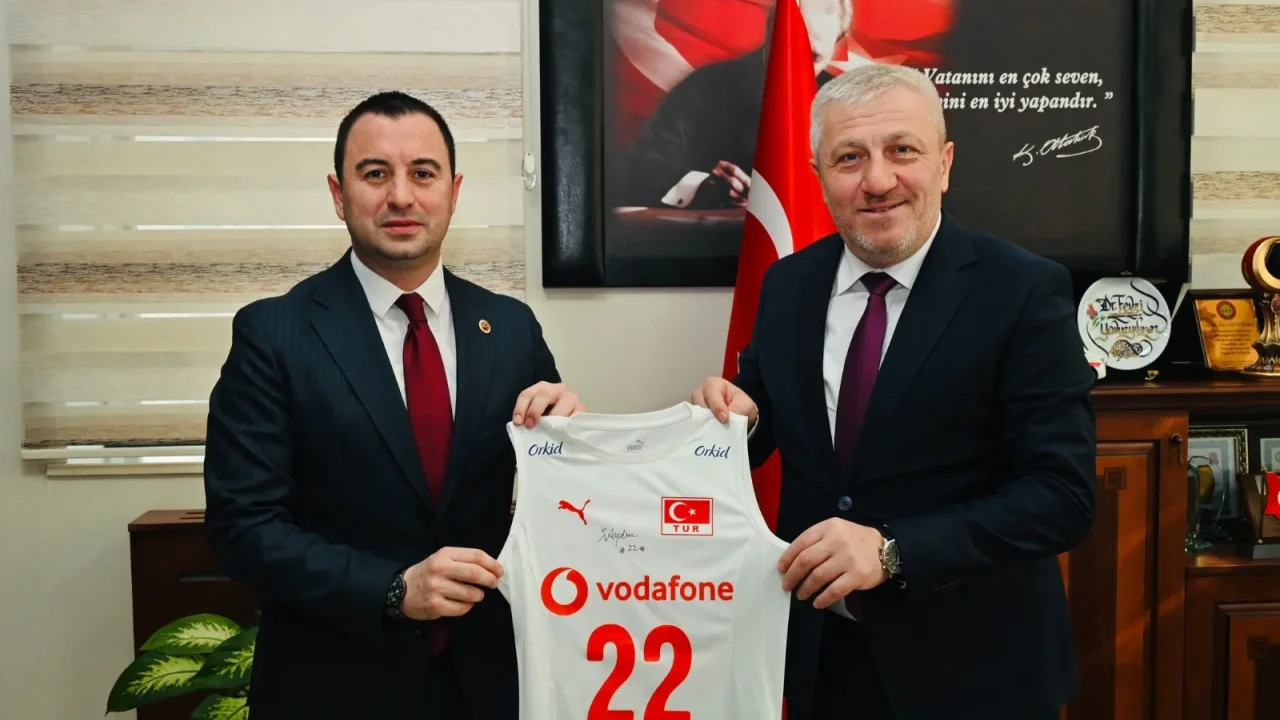 TVF’den Dr. Yavuzyılmaz’a İmzalı Forma Jesti