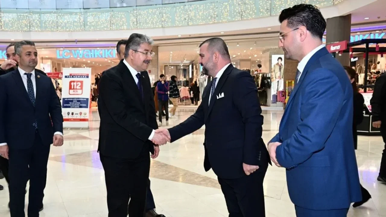 Vali Dr. Erdinç Yılmaz, Park 328 AVM’de Esnafla Bir Araya Geldi
