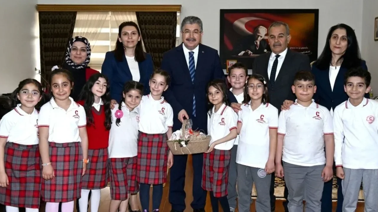 Vali Erdinç Yılmaz, İlkokul Öğrencilerini Makamında Ağırladı
