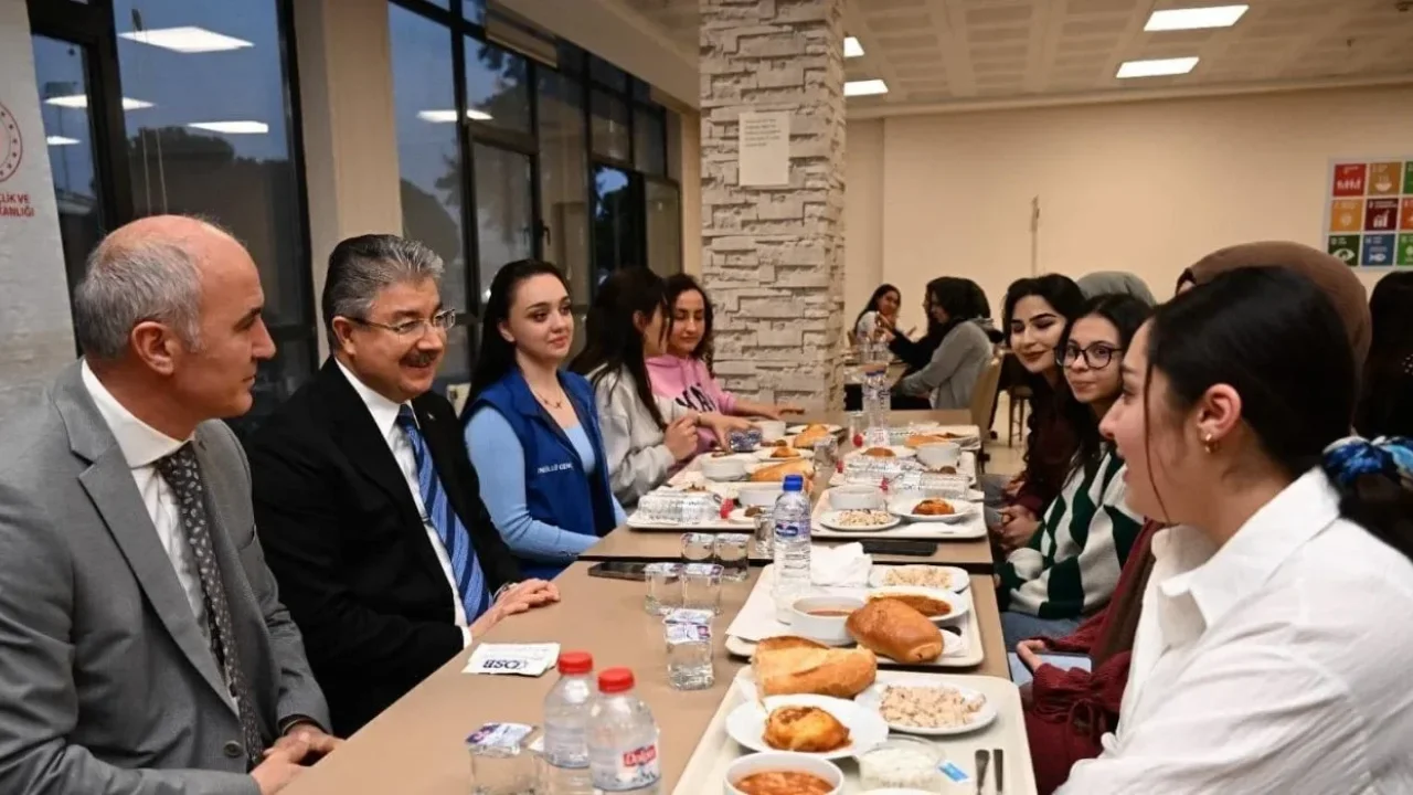 Vali Erdinç Yılmaz, KYK Yurdunda Gençlerle Buluştu