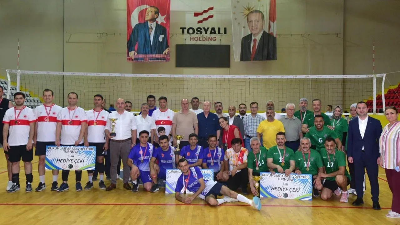 Voleybol Turnuvasında Şampiyonluk Sevinci