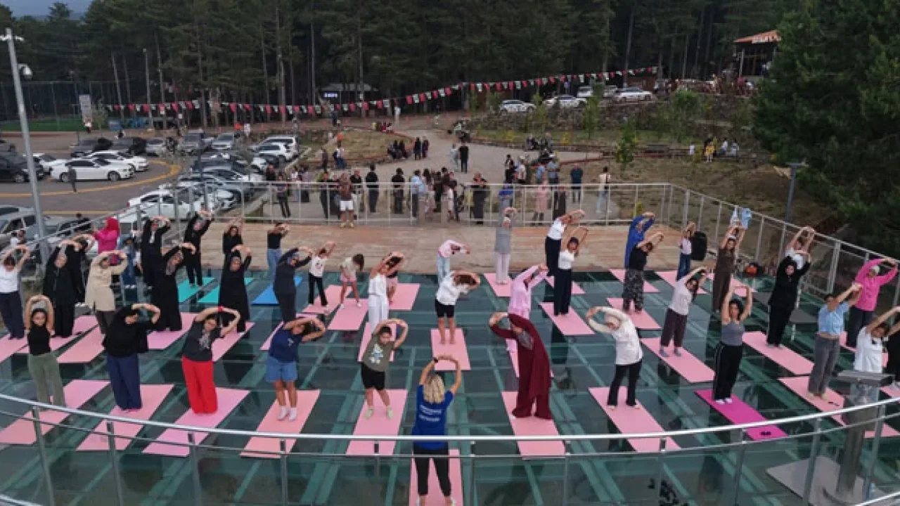 Zorkun Yaylası'nda Gün Batımına Karşı Yoga Keyfi