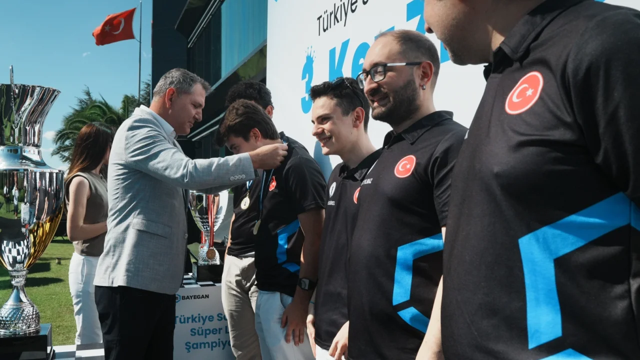 15’te 15 Yapan Bayegan Pendik Satranç Şampiyonluğunu Kutladı