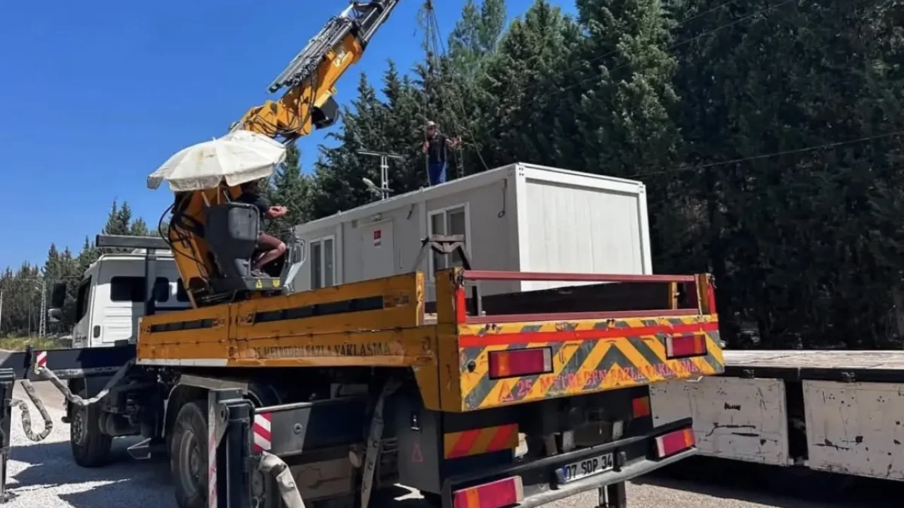 AFAD konteynerleri yangın mağdurları için Kaş'a ulaştı