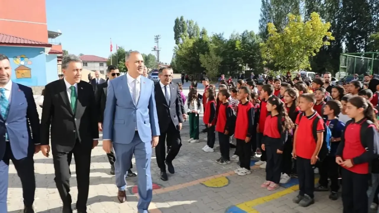 Ağrı’da ilk ders zilini Vali Bozkurt çaldı