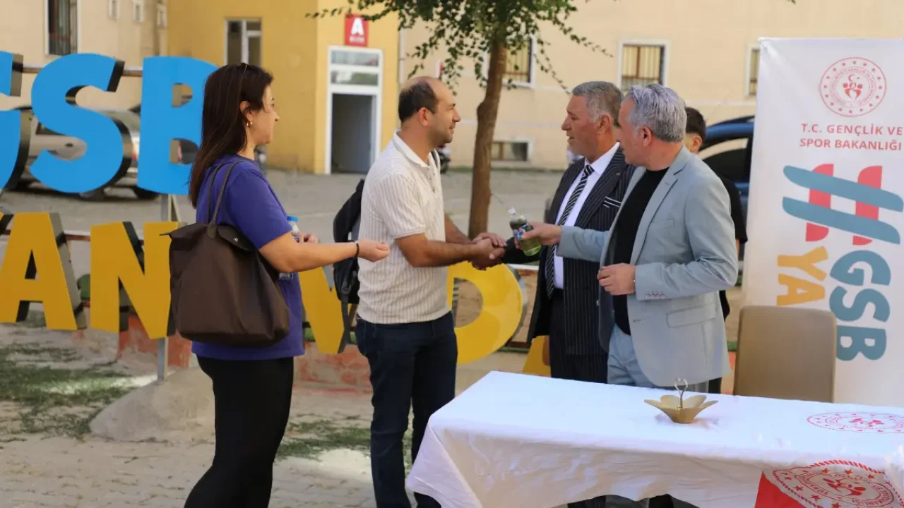 Ağrı GSB yurtları öğrencileri sıcak ikramlarla karşılıyor