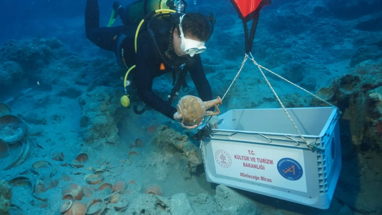 Akdeniz’den 2.100 Yıllık Sofra Takımı Çıktı