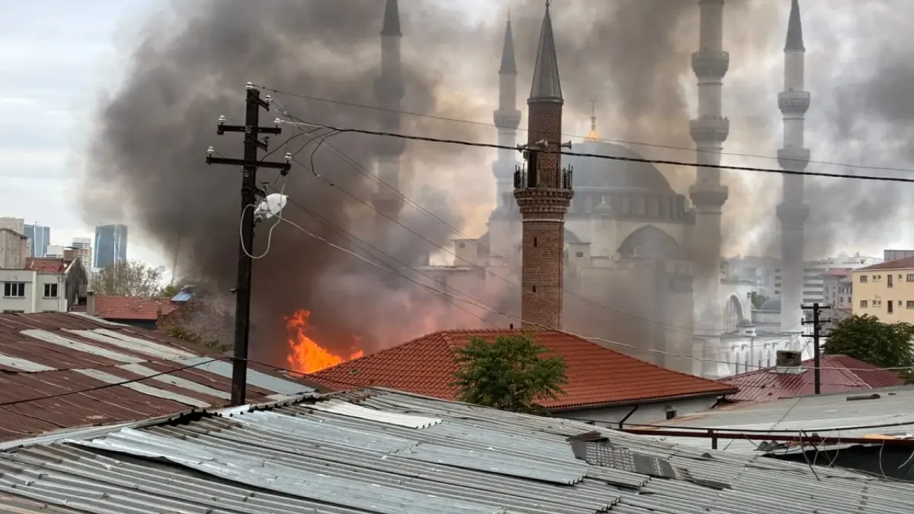 Ankara Ulus'ta Nene Hatun Camii yanında yangın
