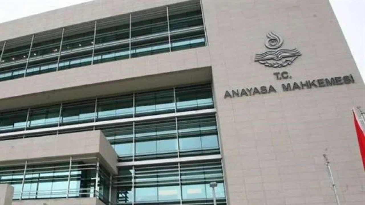 AYM'nin süresiz nafakayı iptal eden kararı Resmi Gazetede
