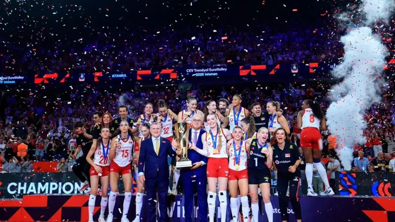 Bakan Bak Avrupa Şampiyonu Filenin Sultanları’nı kutladı