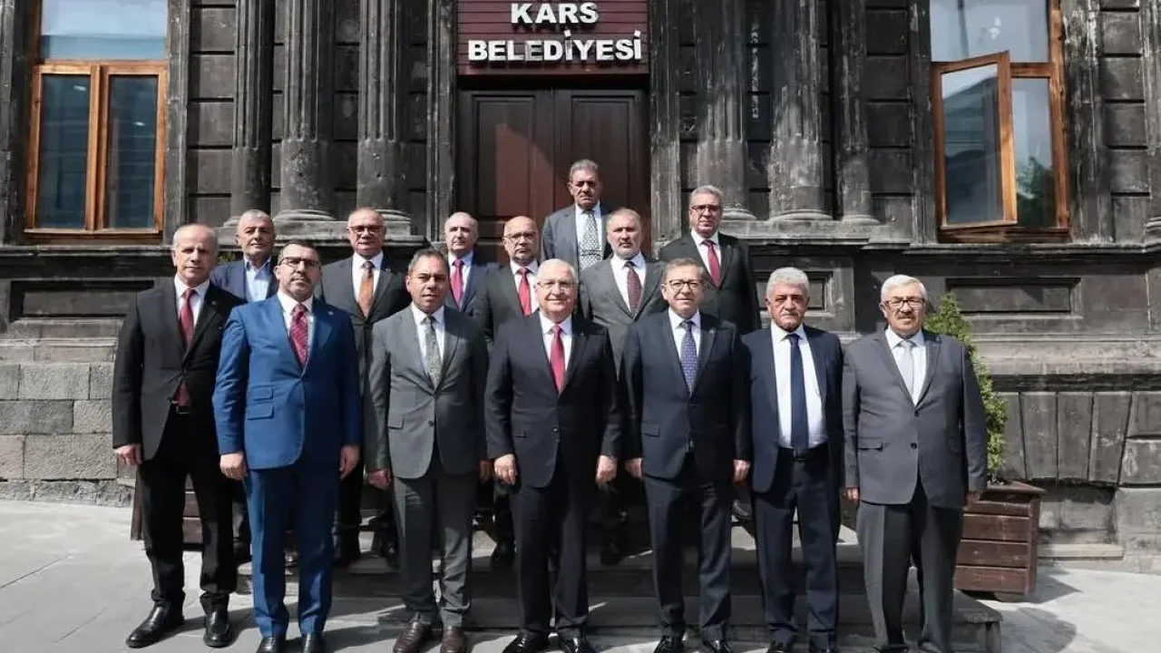 Bakan Yaşar Güler Kars Belediyesini ziyaret etti