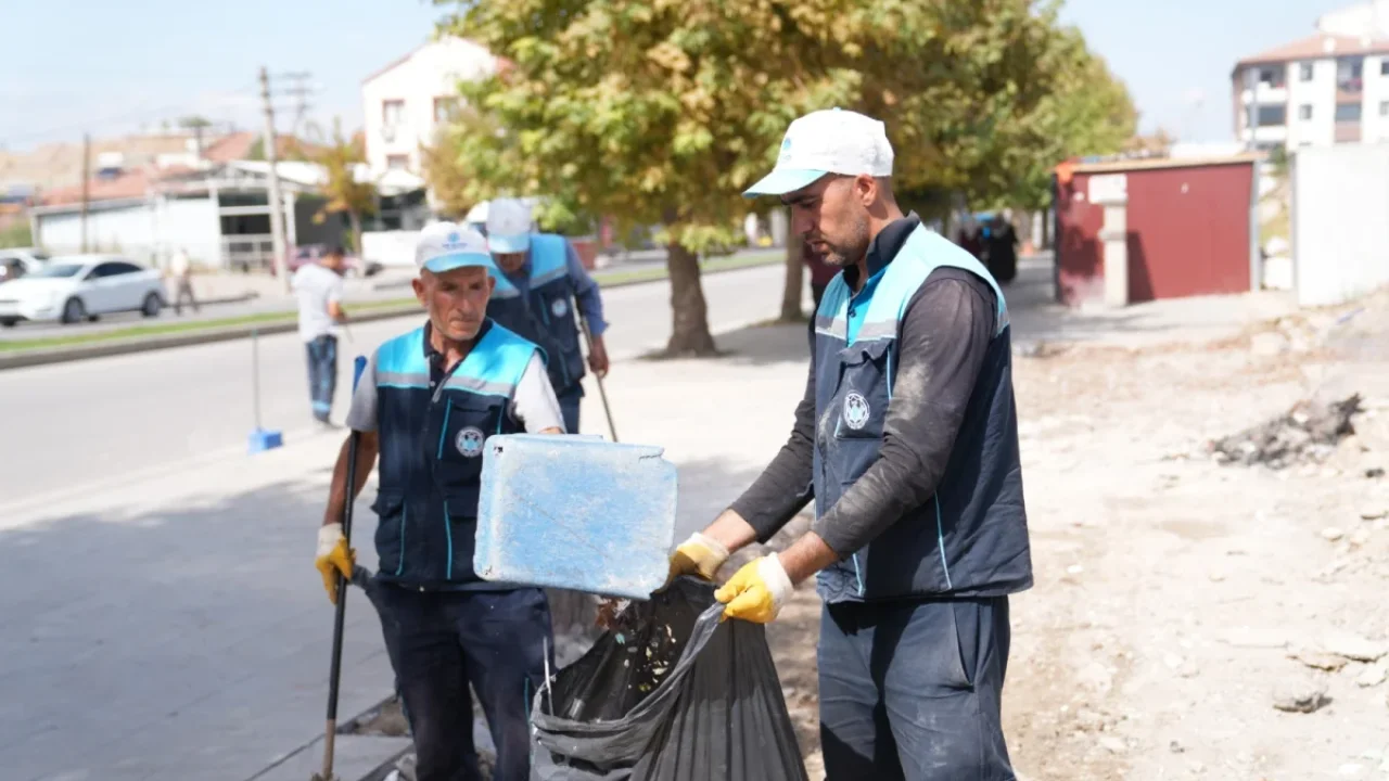 Battalgazi’de boşaltılan konteyner alanlarında temizlik