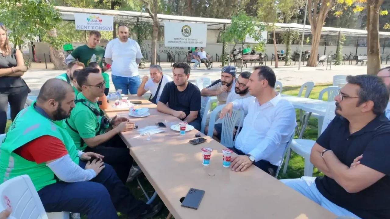 Bornova’da moto kuryeler parkta buluştu: Talepler aktarıldı
