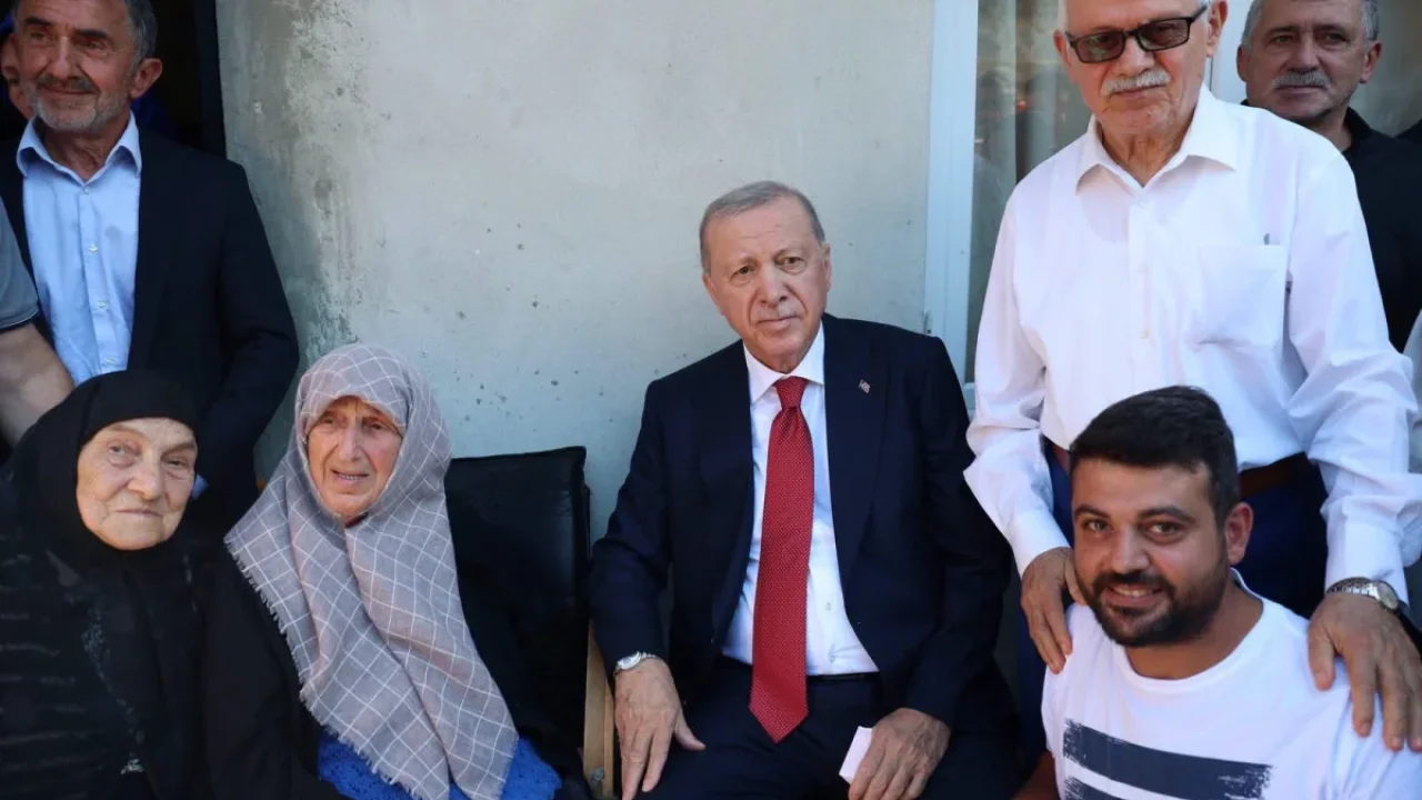Cumhurbaşkanı Erdoğan, Rize'de komşularıyla bir araya geldi