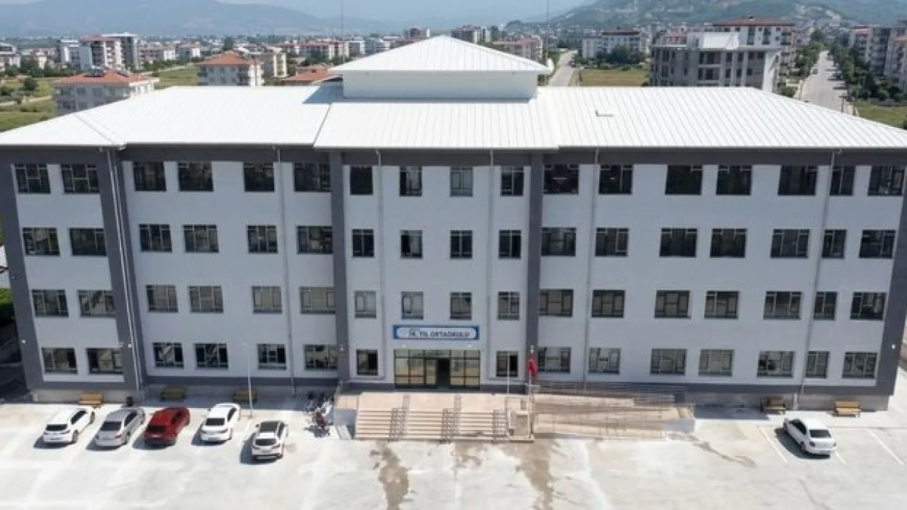 Depremde Hasar Gören 75. Yıl Ortaokulu Yeniden Yapıldı