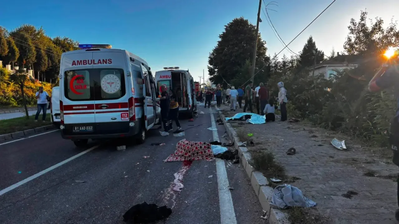 Düzce'de TIR ile patpat çarpıştı: 4 can kaybı var