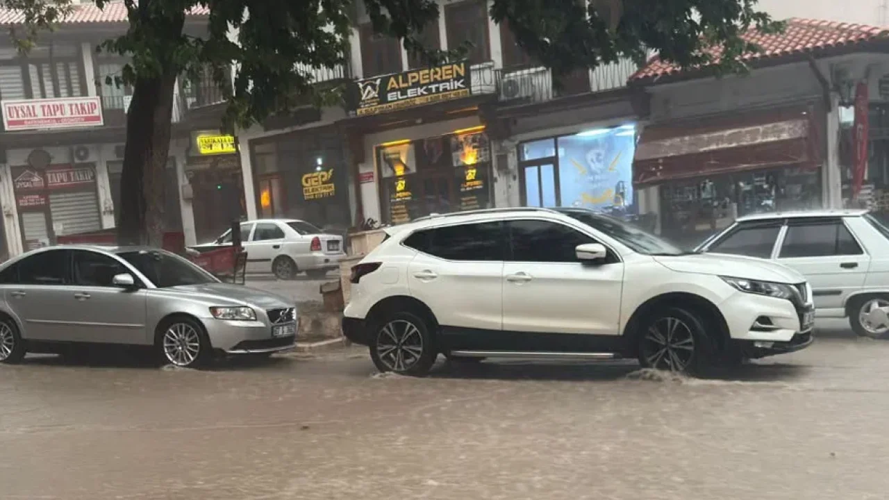 Elmalı sağanak yağış nedeniyle sular altında kaldı