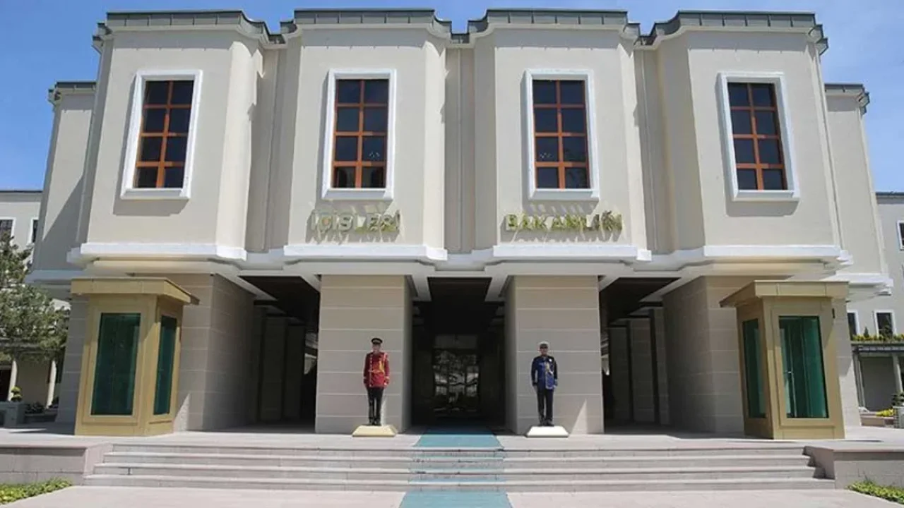 Girne açıklarında su alan gemi için operasyon başladı