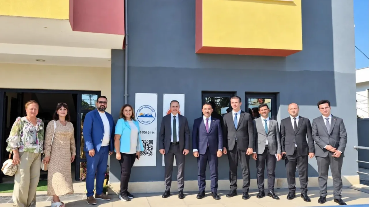 Göç İdaresi heyeti Adana Gönüllüleri Derneği’ni ziyaret etti