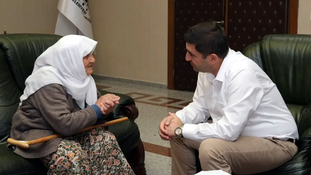 Güdül Belediye Başkanı Doğanay halkın sorunlarını dinliyor