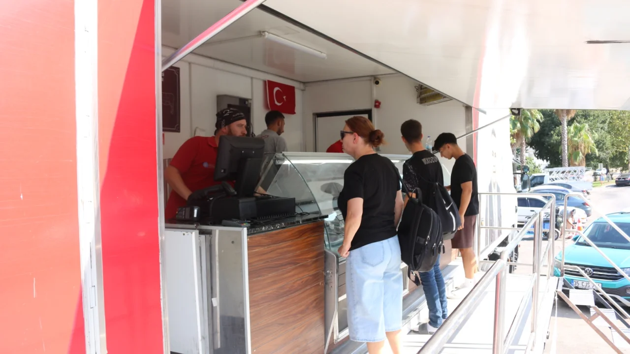 Halk Et Mobil Satış Tırı Her Gün Bir İlçeyi Geziyor