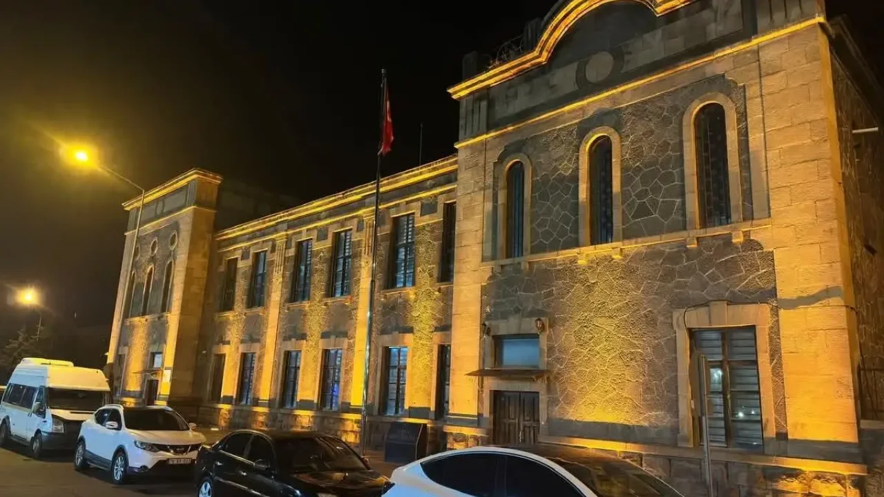 İl Genel Meclis binasının aydınlatma çalışması tamamlandı