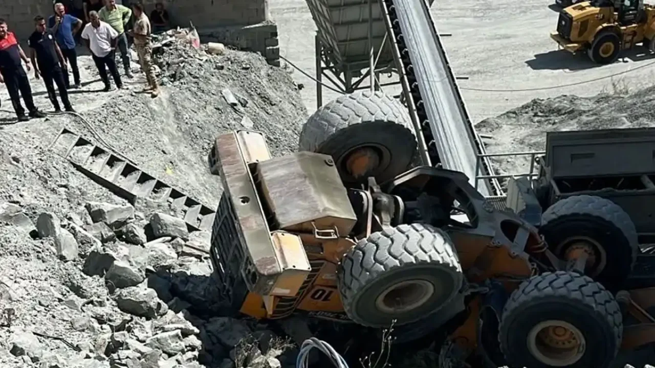 İş makinası devrildi operatör hayatını kaybetti