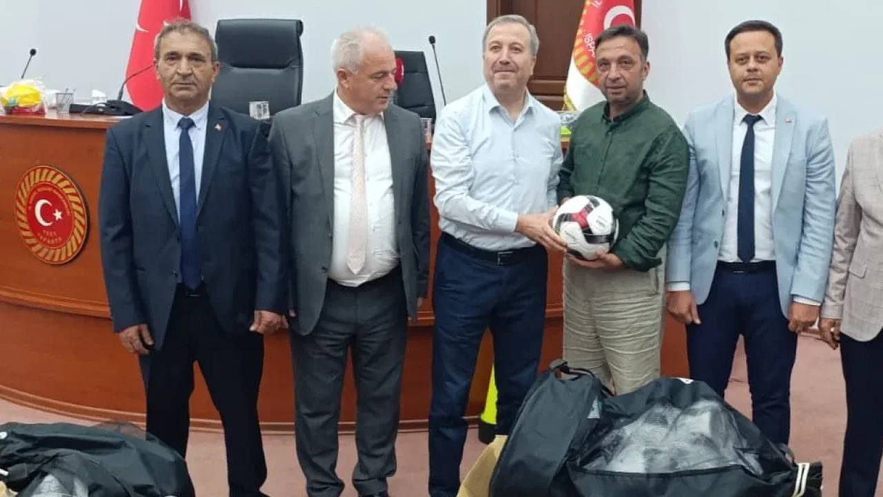 Isparta amatör futbol kulüplerine malzeme desteği sağlıyor