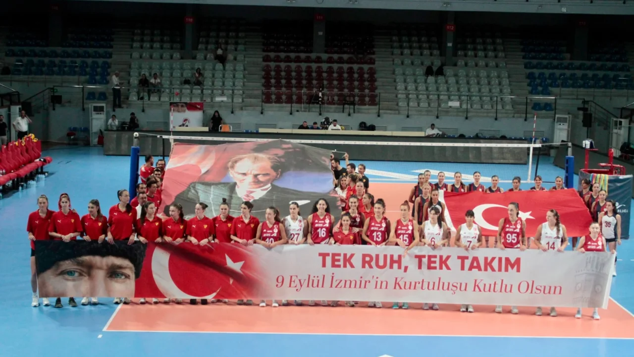 İzmir kadın voleybol takımları kurtuluş için sahaya çıktı