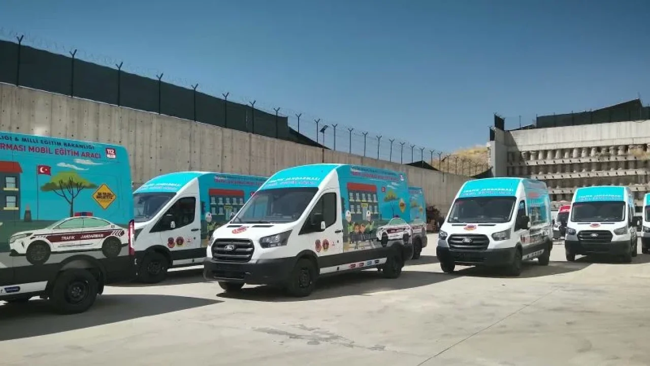 Jandarmadan çocuklara trafik eğitimi