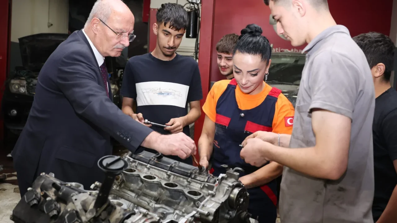 Kadın oto tamir ustası sanayi sitesinde ilham oluyor