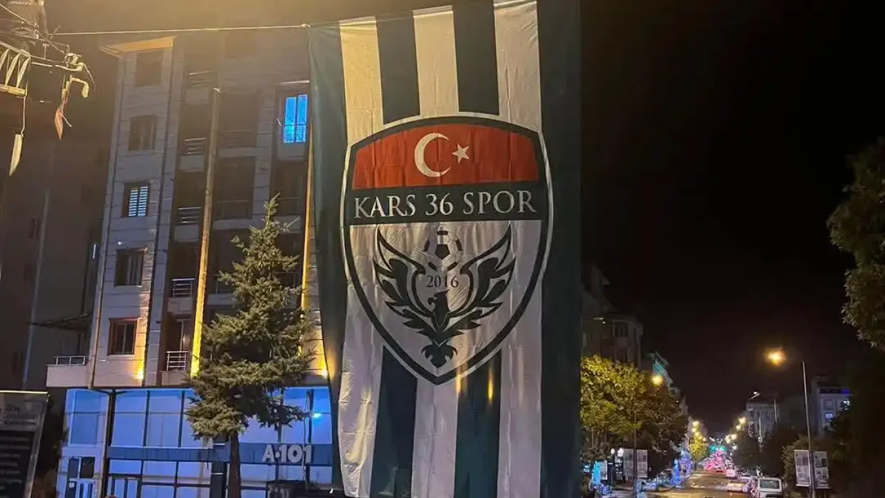 Kars 36 Spor bayrakları ile şehir caddelerini süslüyor