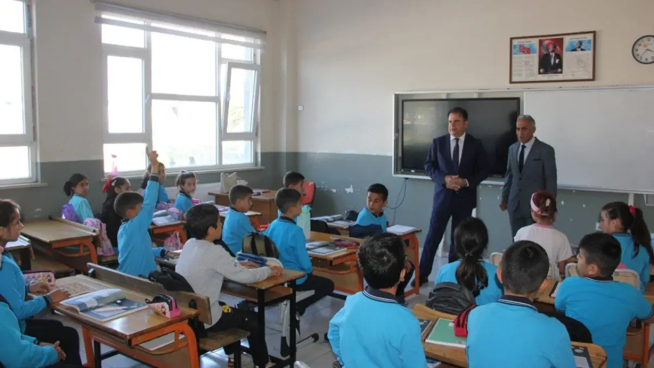 Kars İl Eğitim Müdürü Munis, öğrencileri ziyaret etti