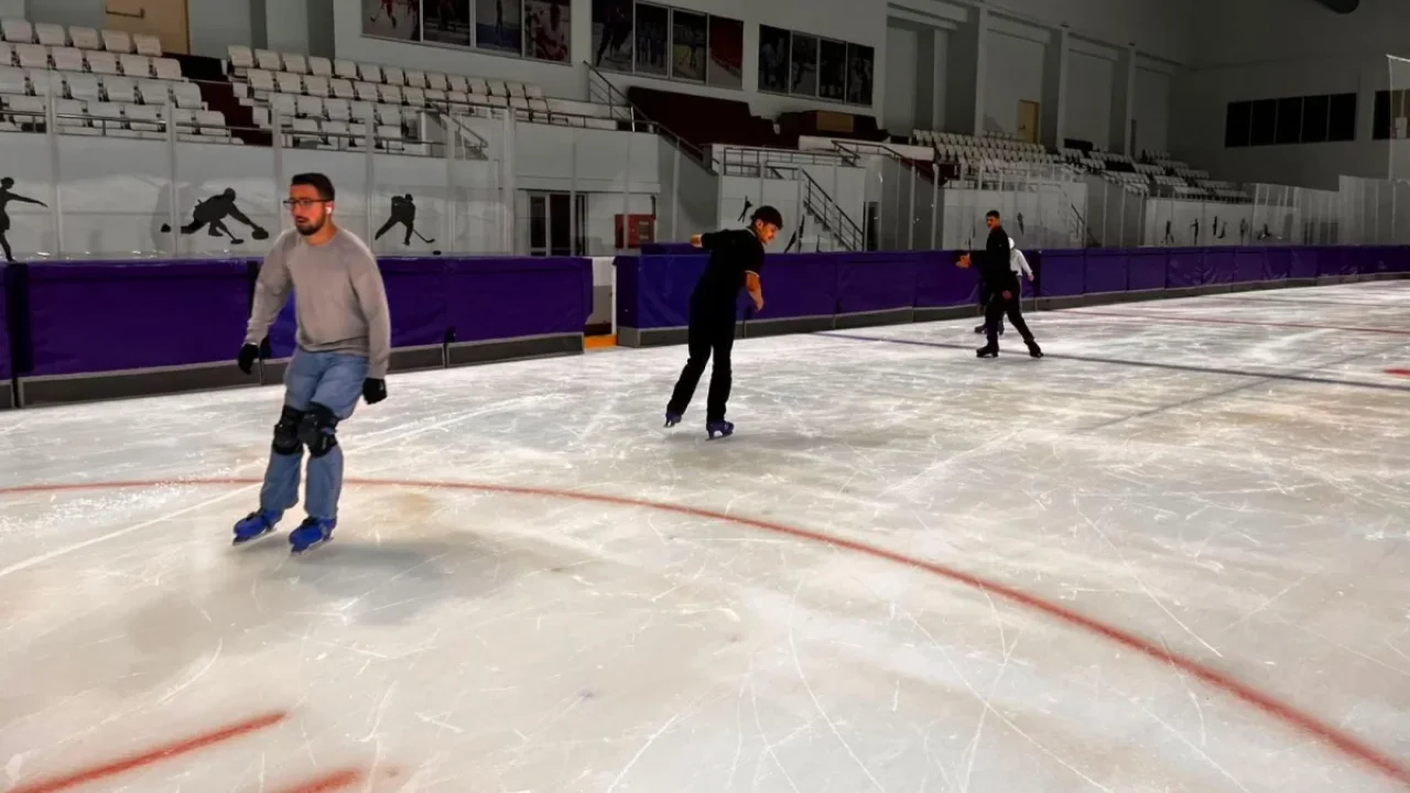 Kars Olimpik Buz Sporları Salonu halkı buzla buluşturuyor