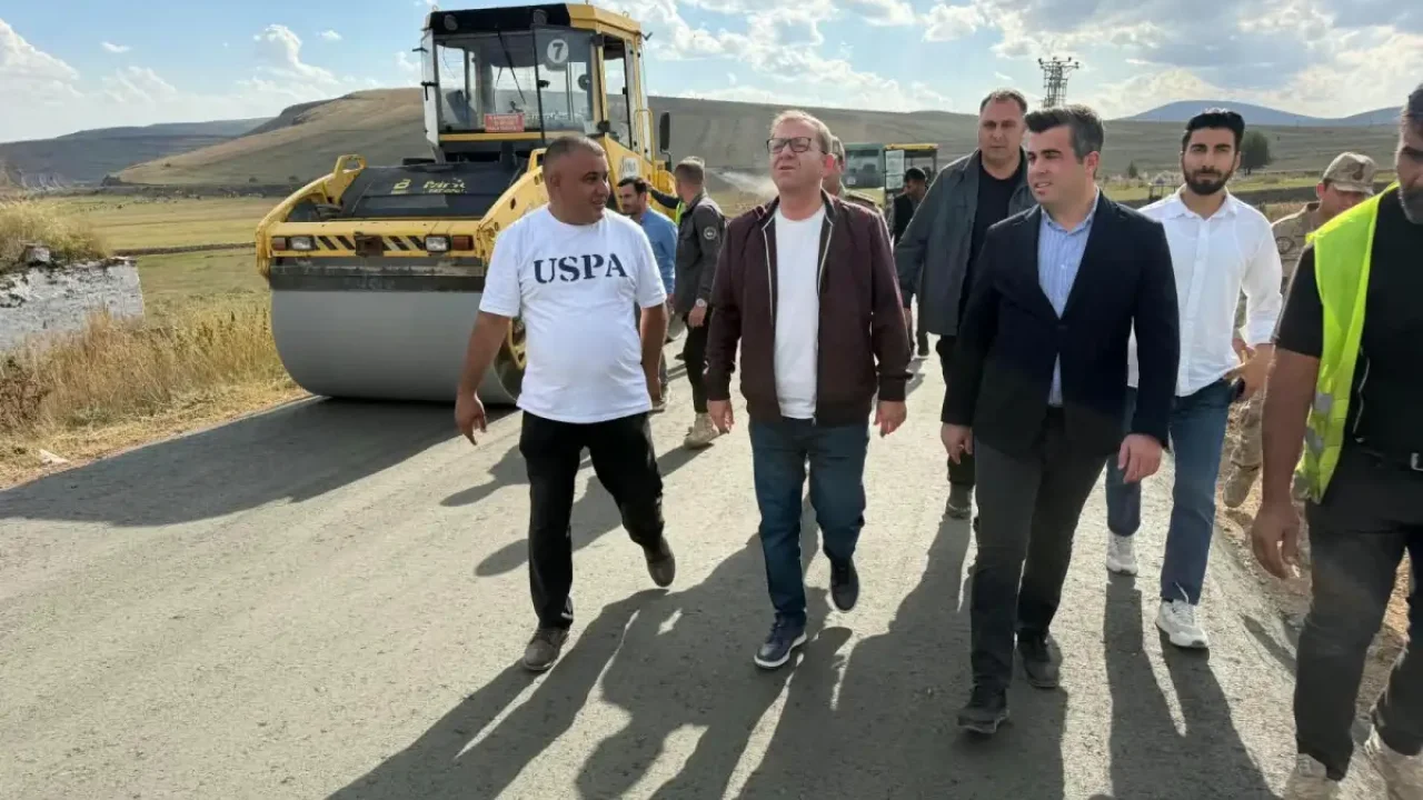 Kars’ta iki köy yolu SSB ile yenilendi