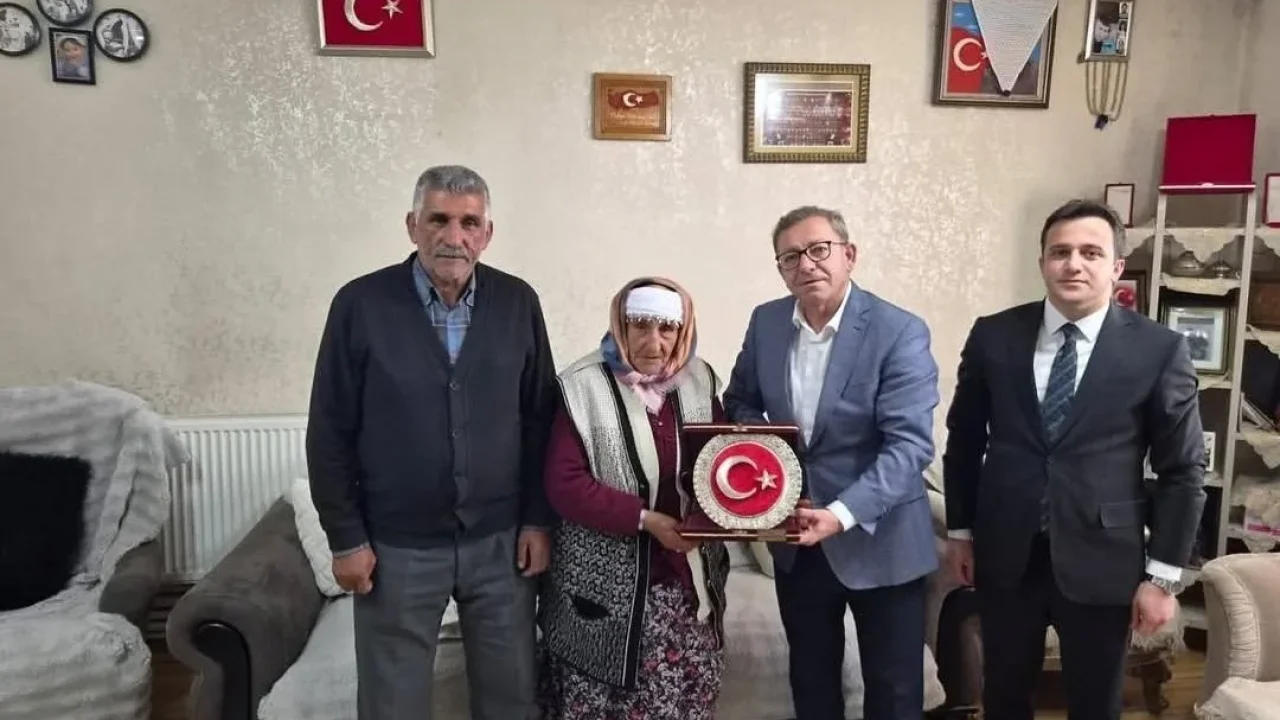 Kars Valisi Şehit Ailesini Ziyaret Ederek Destekledi