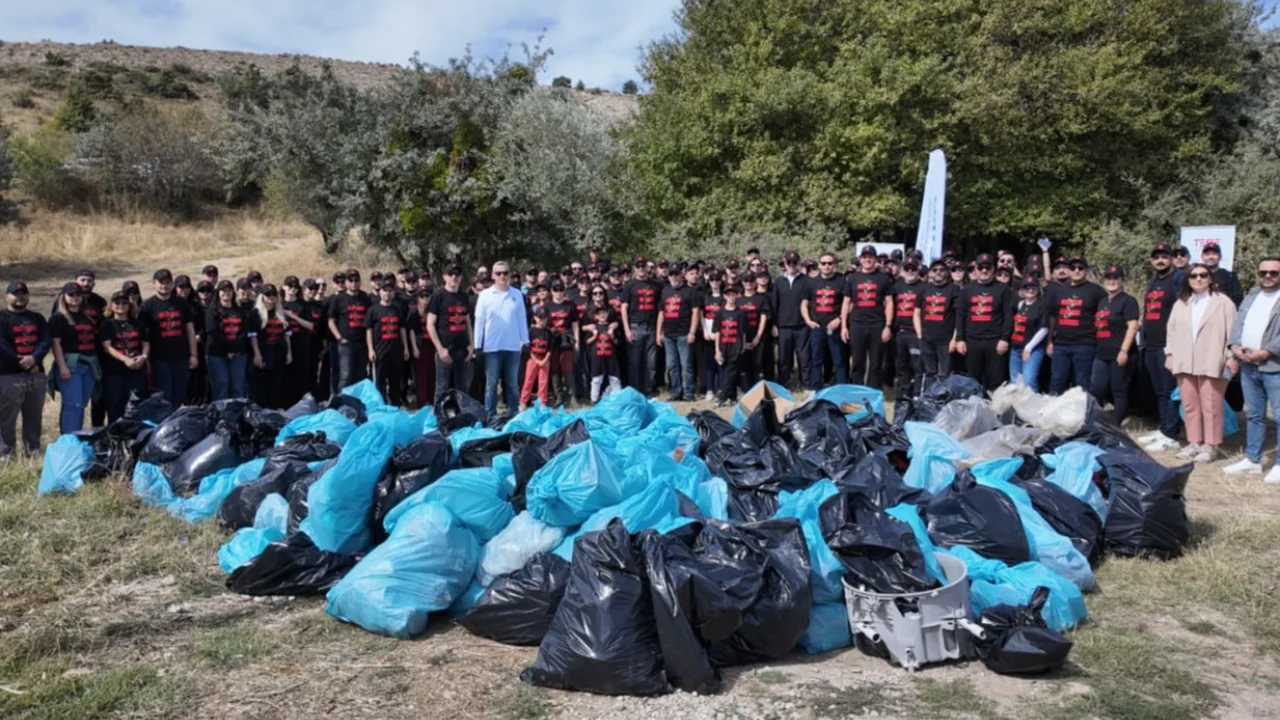 Kırmızı Eldivenler Ankara'da 950 Kilogram Atığı Topladı