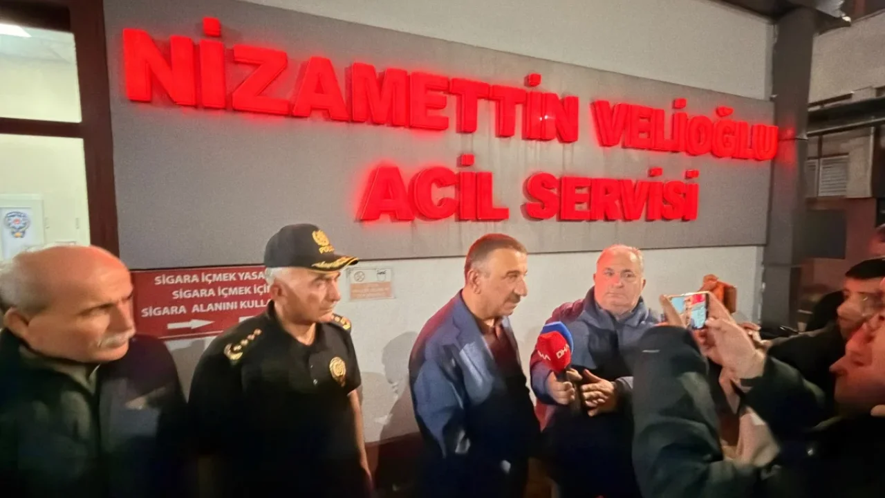 Maden kazasında yaralanan işçiyi hastanede ziyaret etti