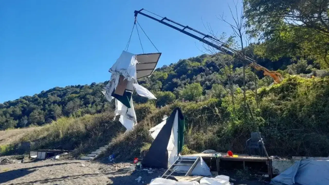 Mervealtı Plajı’ndaki İşgaller Zabıta Tarafından Temizlendi