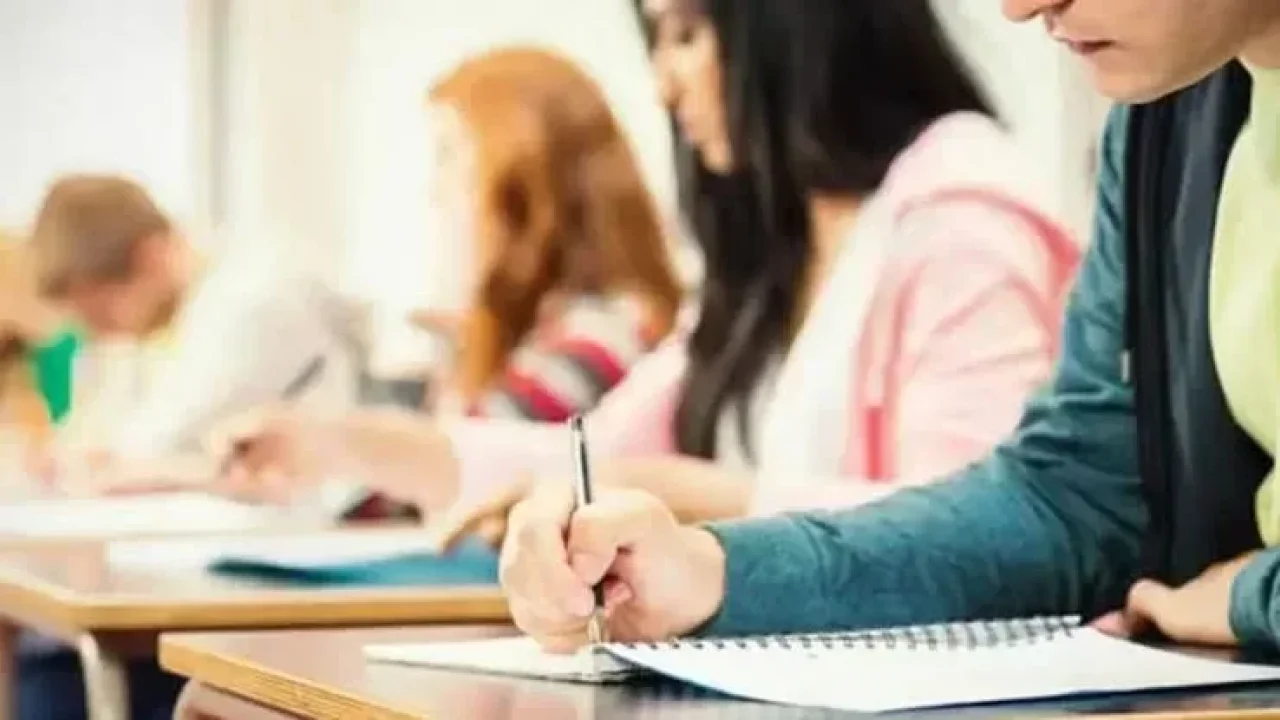 Öğretmen başına düşen öğrenci sayısı Türkiye'de azalıyor