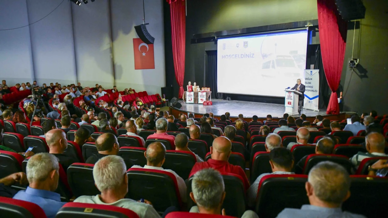 Okul servisi şoförlerine güvenli sürüş eğitimi veriyor