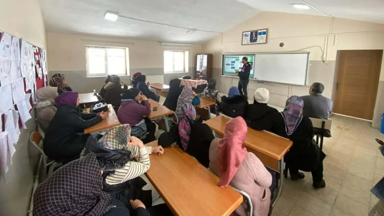 Okuryazarlık seferberliği 471 bin kadına okuma yazma öğretti