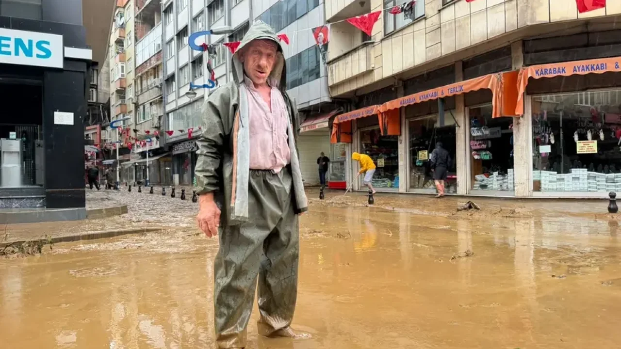 Pazar’da yağış sonrası temizlik seferberliği
