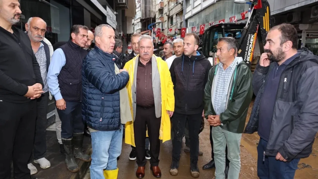 Rize Pazar’da sel sonrası siyasi partilerden ortak dayanışma