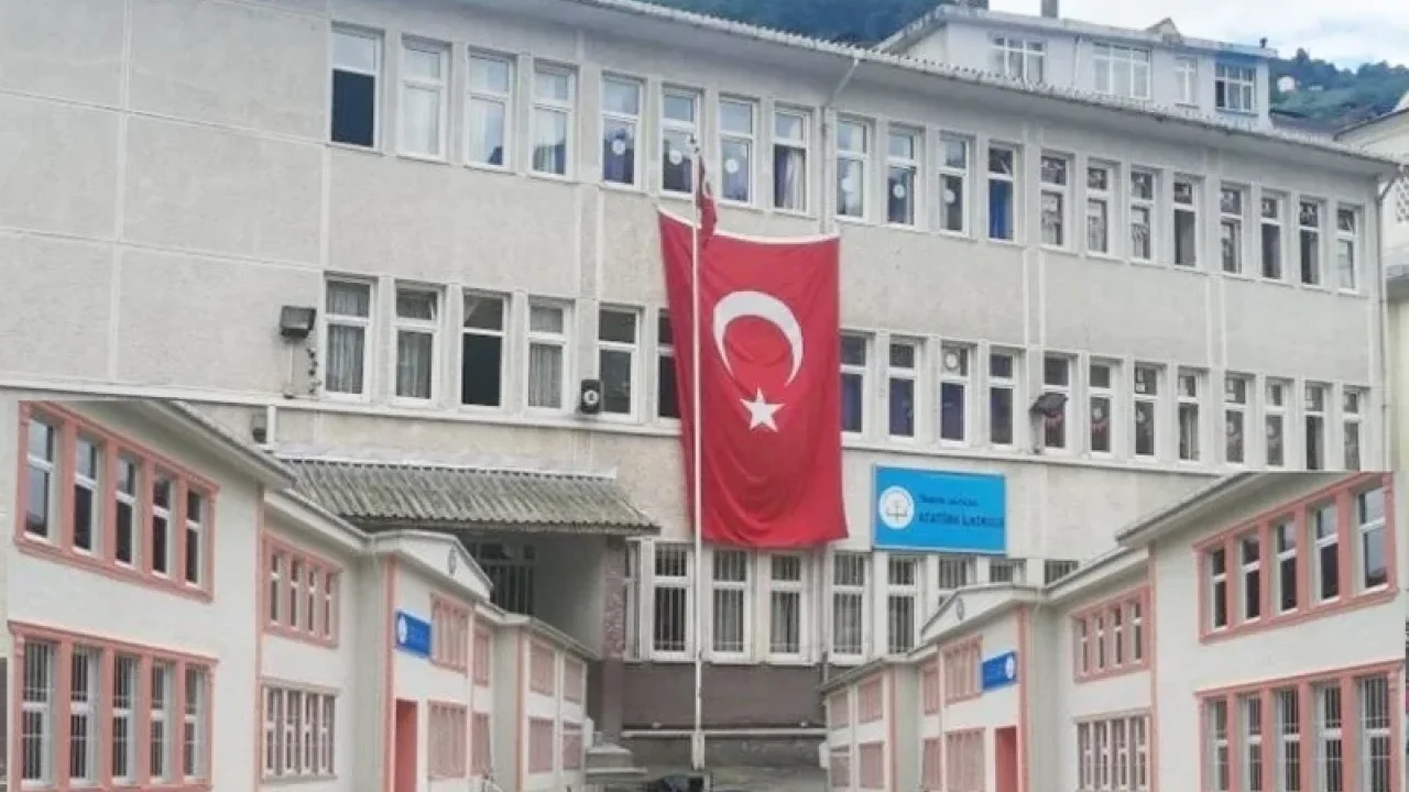 Şalpazarı’nda aynı okullardan mezun 4 isim doktor oldu