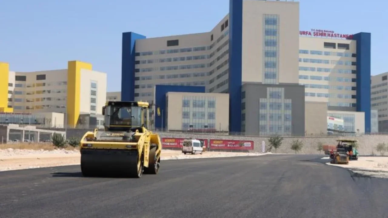 Şanlıurfa şehir hastanesi yolunda asfalt serimi başladı