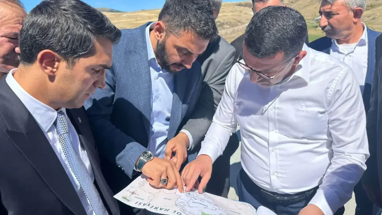 Sarıkamış'ta yol çalışmaları devam ediyor