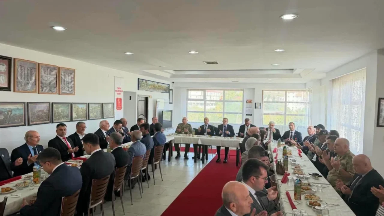 Şehit aileleri ve gazilerle bir araya gelerek buluştular